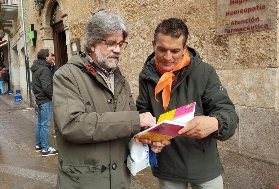 Foto 2 - Jer&oacute;nimo Sandoval fue obsequiado con el libro sobre Conrado de &Aacute;ngel S&aacute;nchez Peinado