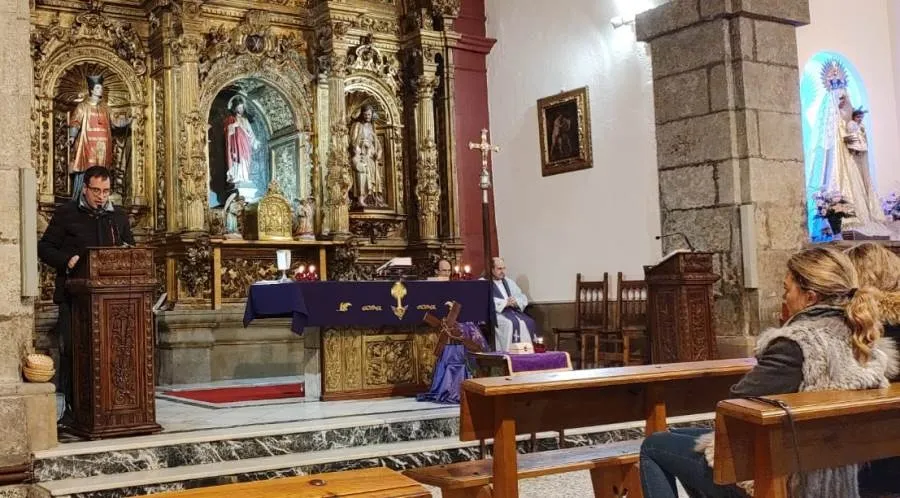 Foto 6 - Usuarios de la Residencia Mixta reciben la ceniza