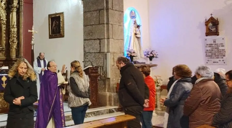 Foto 5 - Usuarios de la Residencia Mixta reciben la ceniza