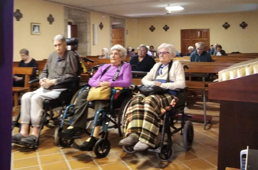 Foto 4 - Usuarios de la Residencia Mixta reciben la ceniza
