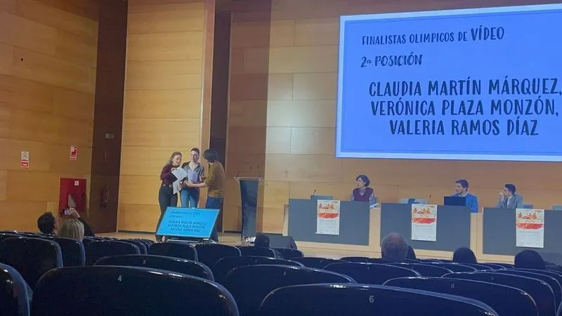 Foto 2 - Tres alumnas del colegio San Juan Bosco de Salamanca, subcampeonas en la Olimpiada Filos&oacute;fica