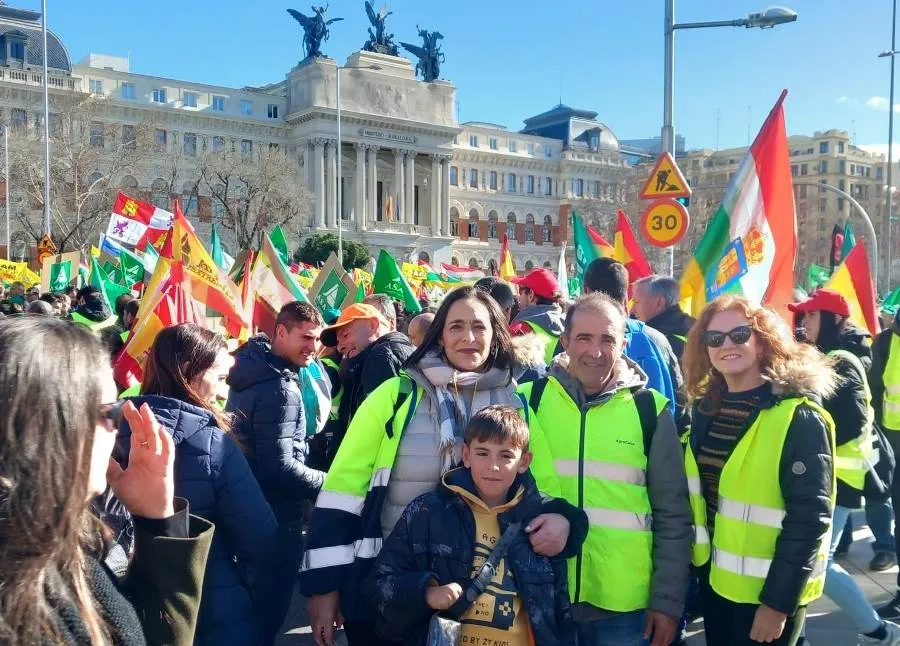Foto 4 - Ganaderos de la comarca mirobrigense participan en la gran tractorada de Madrid