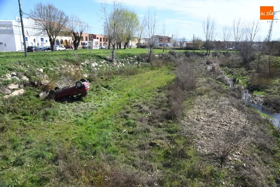 Foto 2 - Espectacular salida y vuelco de un veh&iacute;culo hacia el Regato Bod&oacute;n de Ciudad Rodrigo