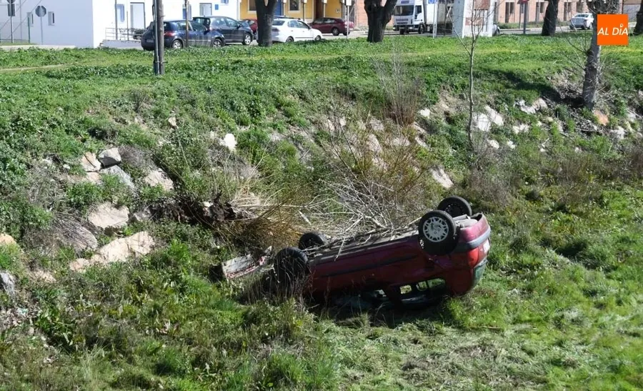 Foto 4 - Espectacular salida y vuelco de un veh&iacute;culo hacia el Regato Bod&oacute;n de Ciudad Rodrigo
