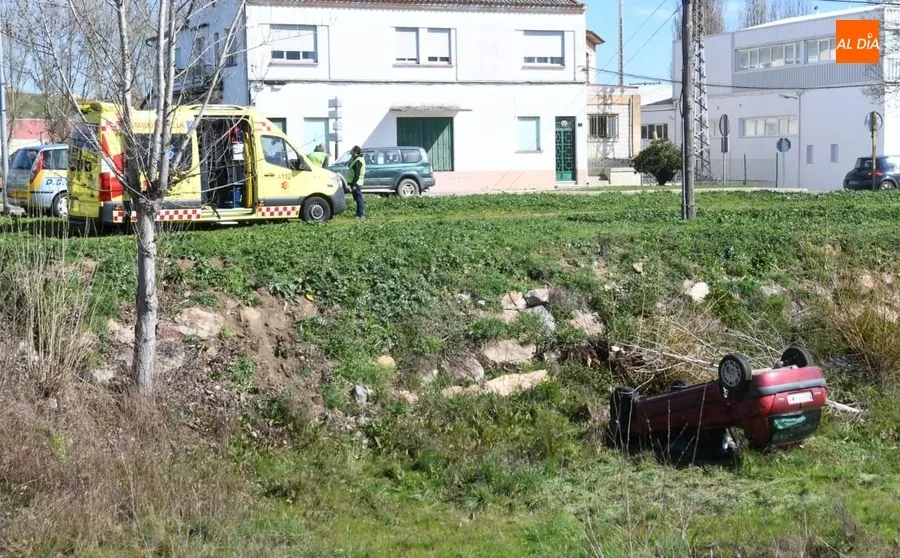 Foto 5 - Espectacular salida y vuelco de un veh&iacute;culo hacia el Regato Bod&oacute;n de Ciudad Rodrigo