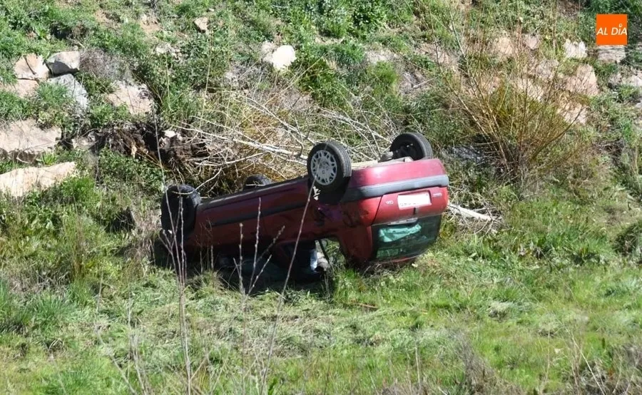 Foto 6 - Espectacular salida y vuelco de un veh&iacute;culo hacia el Regato Bod&oacute;n de Ciudad Rodrigo