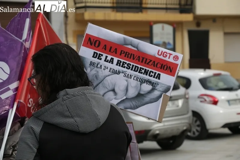 Concentración en Villarino contra la privatización de la residencia de mayores / CORRAL
