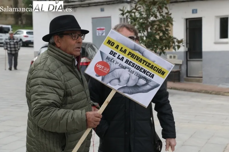 Concentración en Villarino contra la privatización de la residencia de mayores / CORRAL
