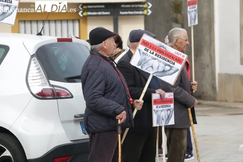 Concentración en Villarino contra la privatización de la residencia de mayores / CORRAL