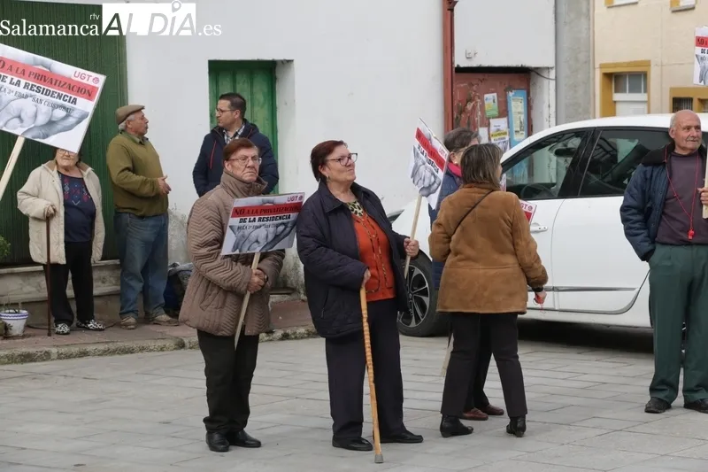 Concentración en Villarino contra la privatización de la residencia de mayores / CORRAL
