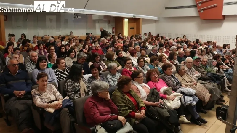 El público se desternilló de risa con 'Los Palomos' de la Compañía Serrana de Comedias / CORRAL  