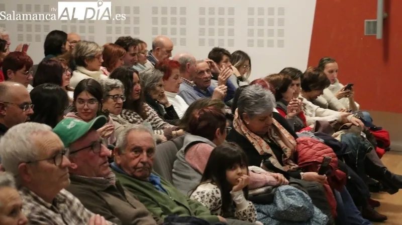 El público se desternilló de risa con 'Los Palomos' de la Compañía Serrana de Comedias / CORRAL  