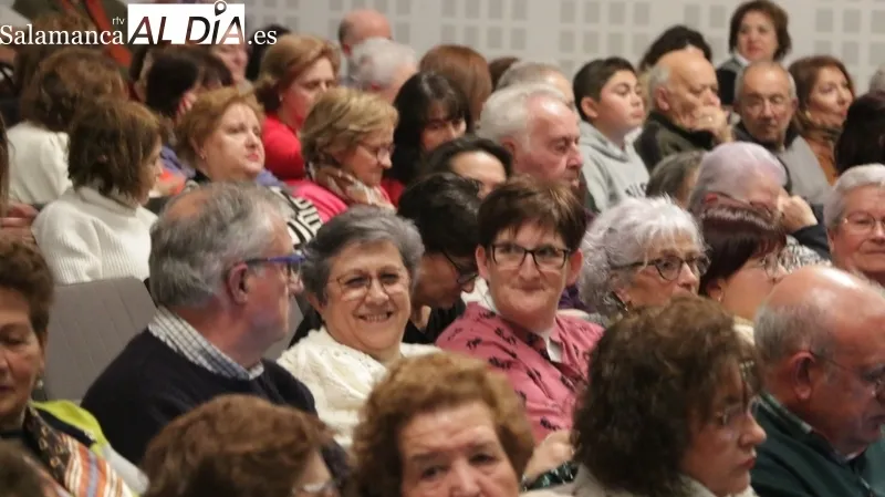 El público se desternilló de risa con 'Los Palomos' de la Compañía Serrana de Comedias / CORRAL  