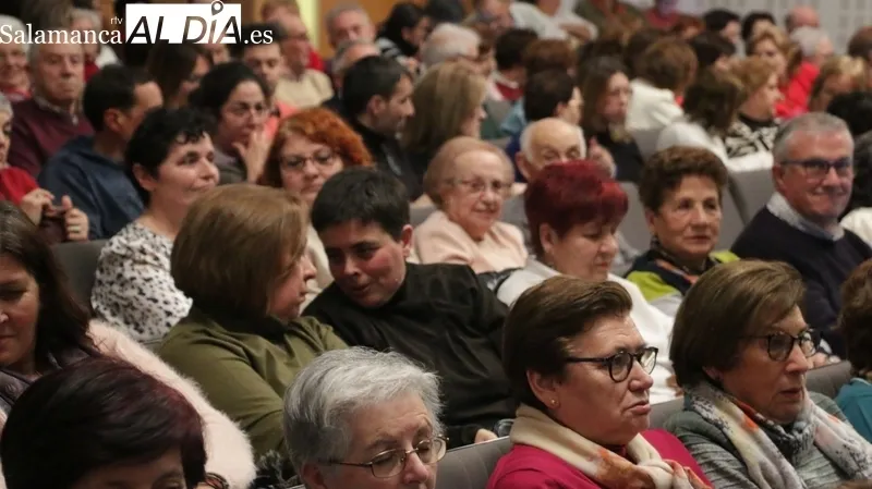 El público se desternilló de risa con 'Los Palomos' de la Compañía Serrana de Comedias / CORRAL  