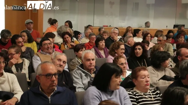El público se desternilló de risa con 'Los Palomos' de la Compañía Serrana de Comedias / CORRAL  