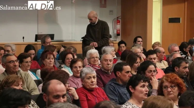 El público se desternilló de risa con 'Los Palomos' de la Compañía Serrana de Comedias / CORRAL  