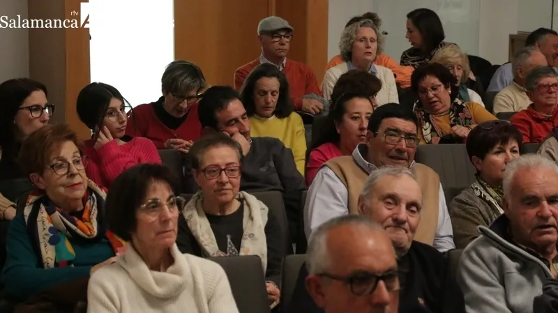 El público se desternilló de risa con 'Los Palomos' de la Compañía Serrana de Comedias / CORRAL  