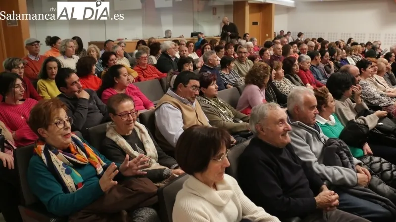 El público se desternilló de risa con 'Los Palomos' de la Compañía Serrana de Comedias / CORRAL  