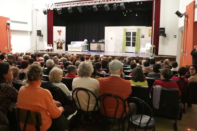 El público se desternilló de risa con 'Los Palomos' de la Compañía Serrana de Comedias / CORRAL  