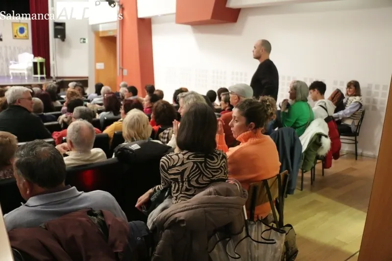 El público se desternilló de risa con 'Los Palomos' de la Compañía Serrana de Comedias / CORRAL  