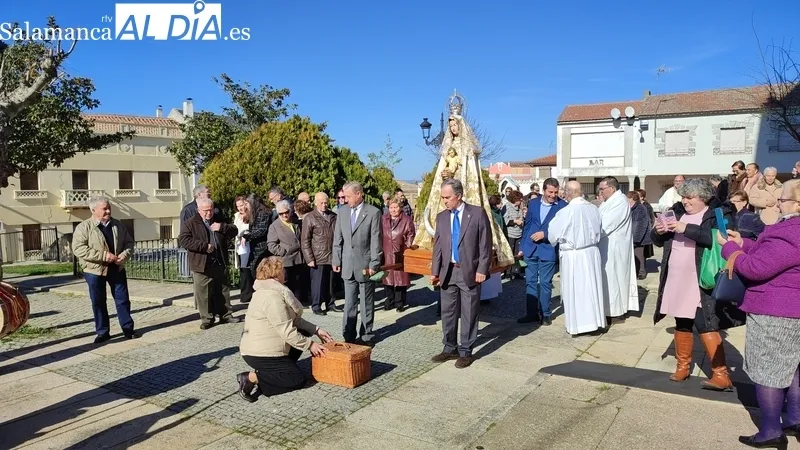 A la salida de misa se procedía a la suelta de un grupo de palomas para pedir la paz en el mundo / CORRAL