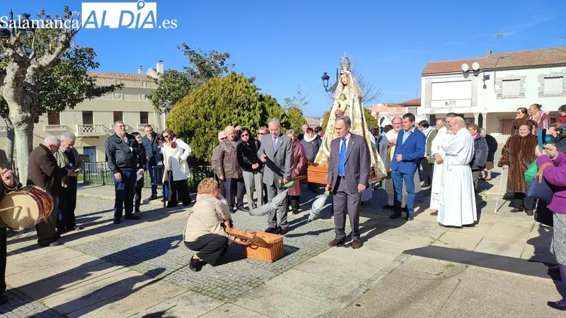 A la salida de misa se procedía a la suelta de un grupo de palomas para pedir la paz en el mundo / CORRAL