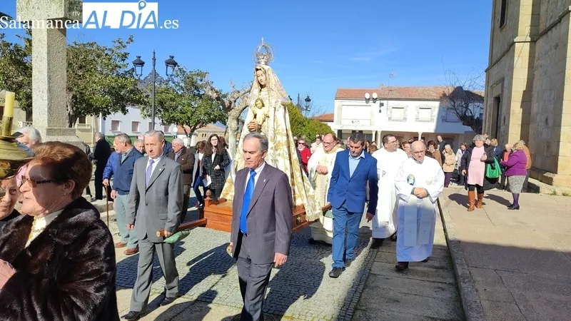 A la salida de misa se procedía a la suelta de un grupo de palomas para pedir la paz en el mundo / CORRAL
