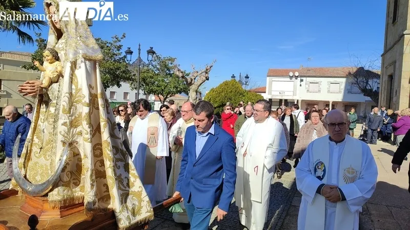 A la salida de misa se procedía a la suelta de un grupo de palomas para pedir la paz en el mundo / CORRAL