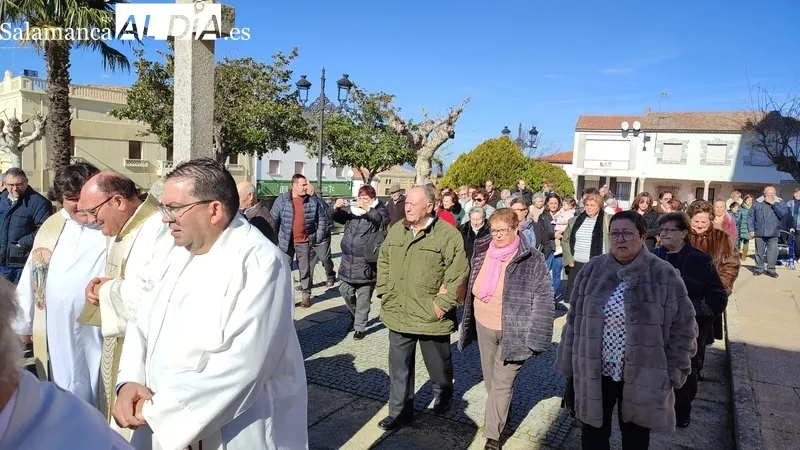 A la salida de misa se procedía a la suelta de un grupo de palomas para pedir la paz en el mundo / CORRAL