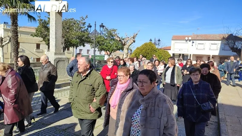 A la salida de misa se procedía a la suelta de un grupo de palomas para pedir la paz en el mundo / CORRAL