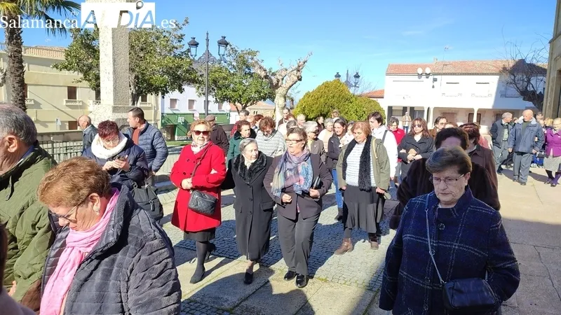 A la salida de misa se procedía a la suelta de un grupo de palomas para pedir la paz en el mundo / CORRAL