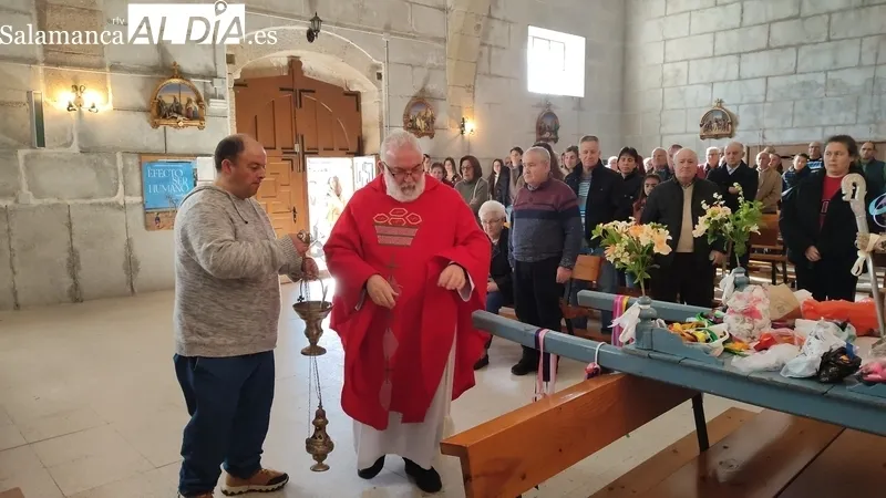 Los vecinos de Peralejos de Abajo no faltaron a su cita con San Blas, Patrón de la localidad / CORRAL
