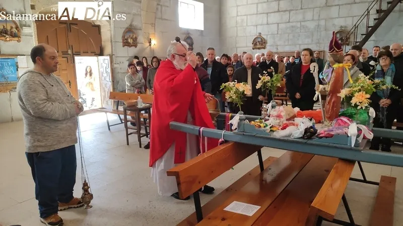 Los vecinos de Peralejos de Abajo no faltaron a su cita con San Blas, Patrón de la localidad / CORRAL