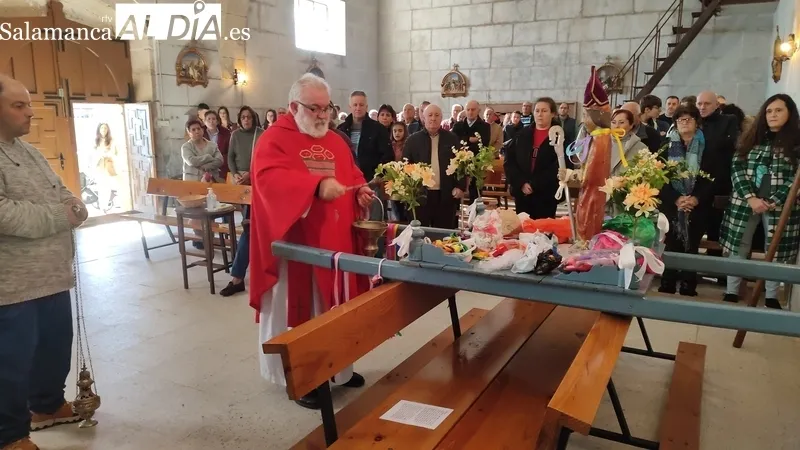 Los vecinos de Peralejos de Abajo no faltaron a su cita con San Blas, Patrón de la localidad / CORRAL