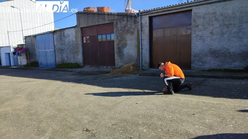 Tradicional rotura de cántaras por los quintos 2024 de Vitigudino / CORRAL
