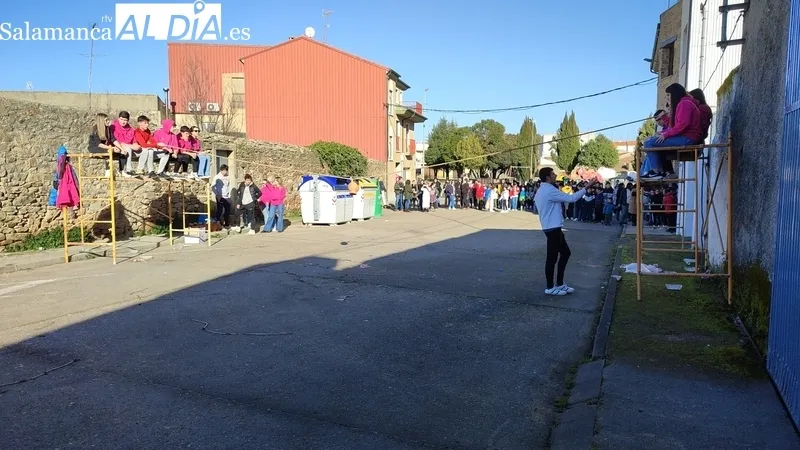 Tradicional rotura de cántaras por los quintos 2024 de Vitigudino / CORRAL