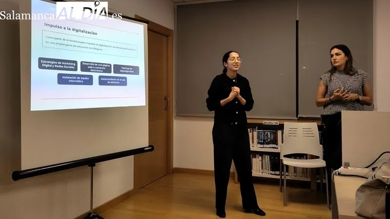 La sesión informativa reunió a los empresarios en la biblioteca municipal