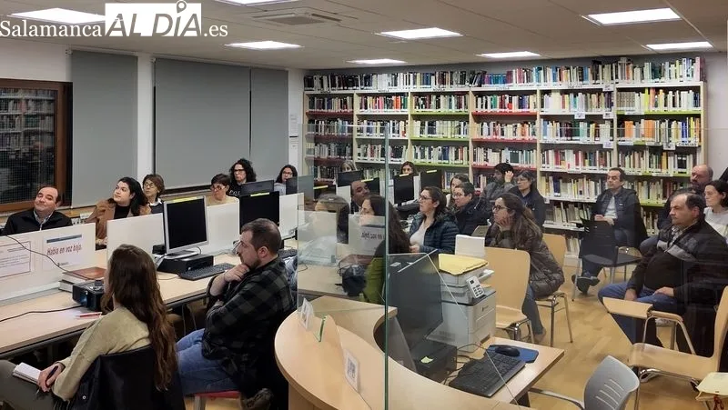 La sesión informativa reunió a los empresarios en la biblioteca municipal