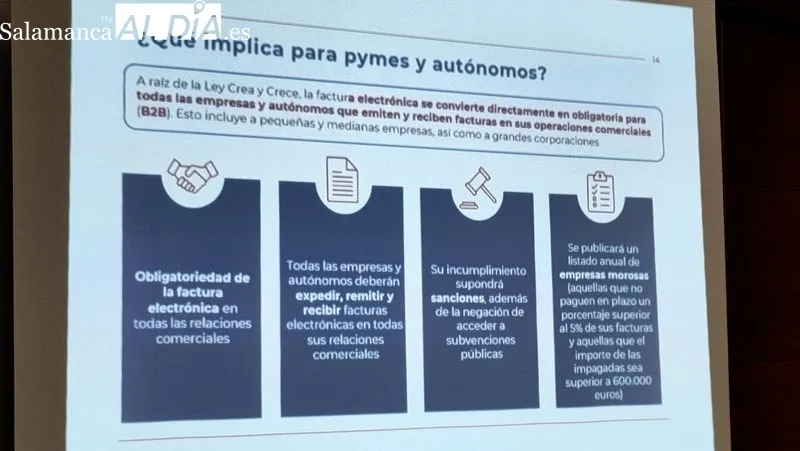 La sesión informativa reunió a los empresarios en la biblioteca municipal