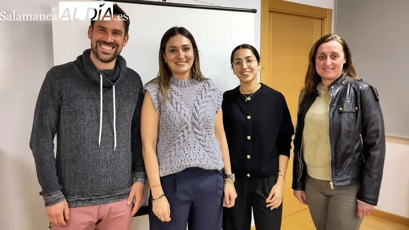 La sesión informativa reunió a los empresarios en la biblioteca municipal