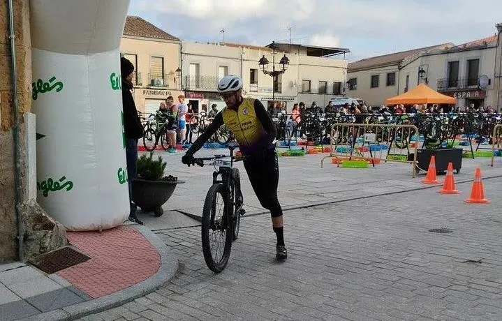 Foto 2 - Pilar P&eacute;rez y Jes&uacute;s Macarro se llevan la categor&iacute;a de relevos mixtos del Duatl&oacute;n de Cantalpino