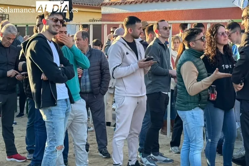 Las calles de Babilafuente se llenaban de aficionados durante el V Toro de San Blas
