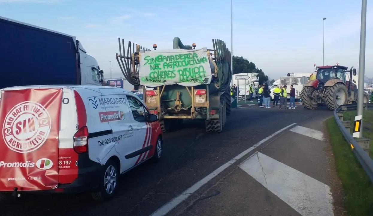 Vehículos de Margareto en la movilización de agricultores en la A-50