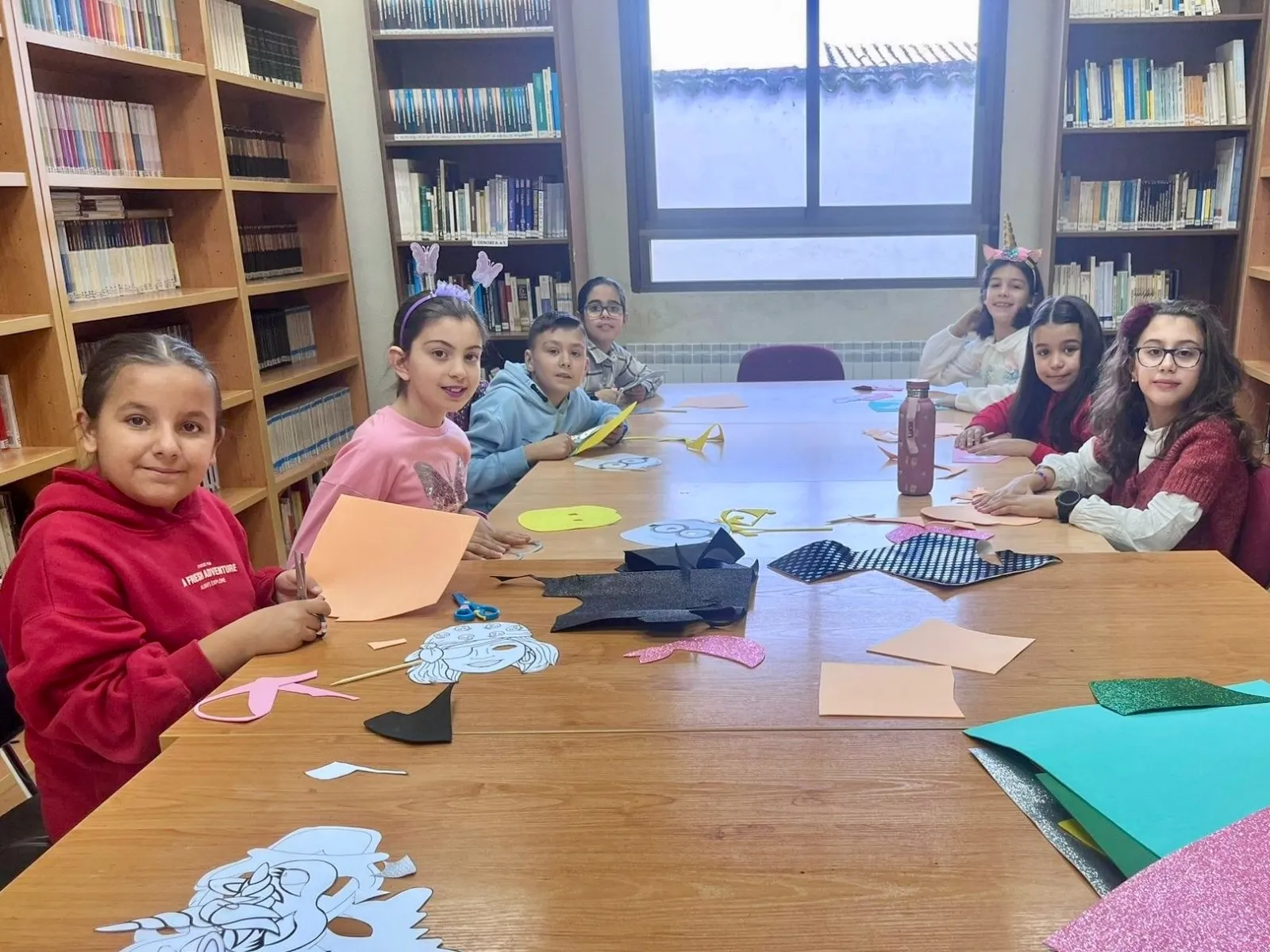Villoria organizaba este lunes un original taller de máscaras de carnaval