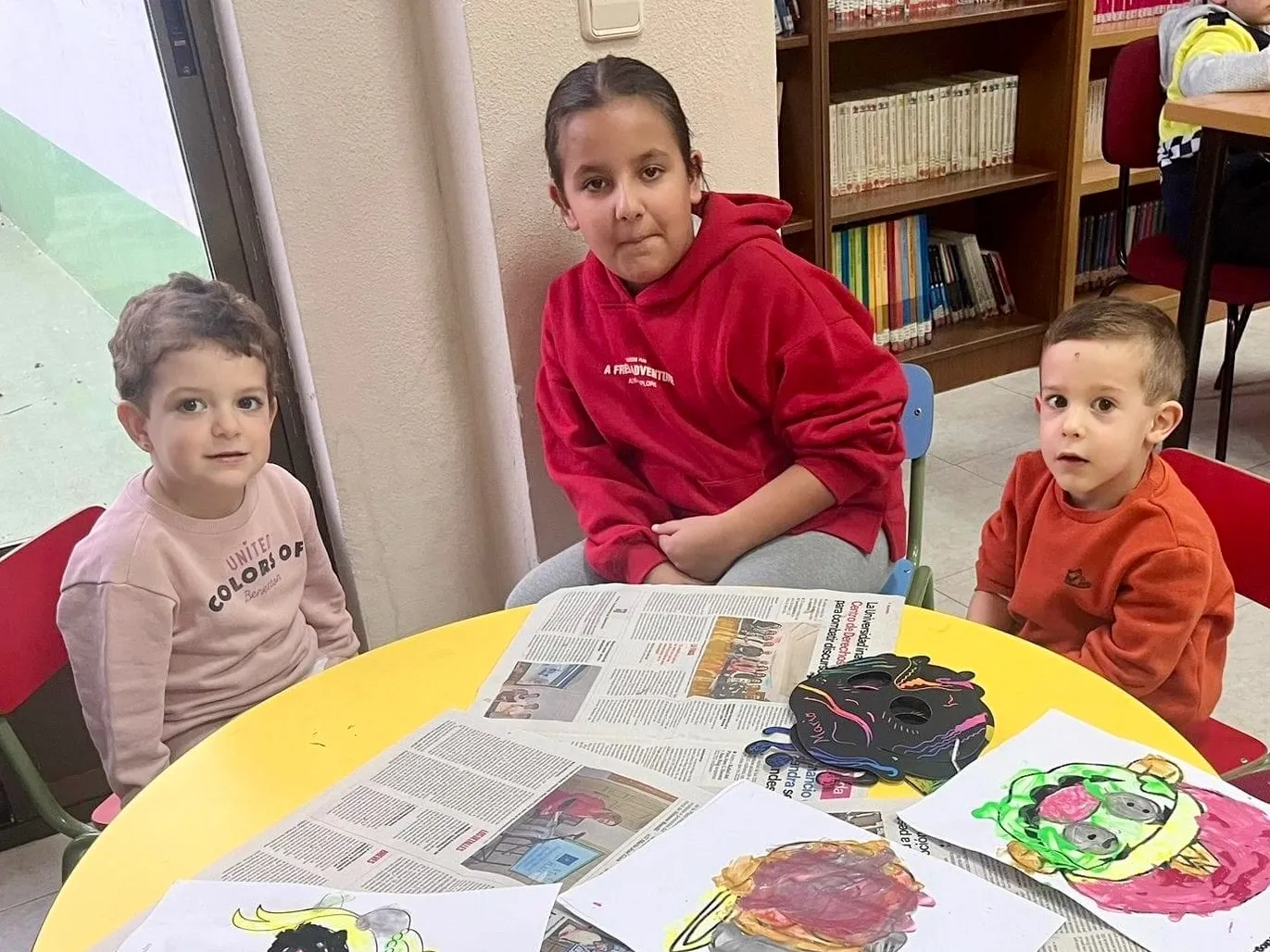 Villoria organizaba este lunes un original taller de máscaras de carnaval