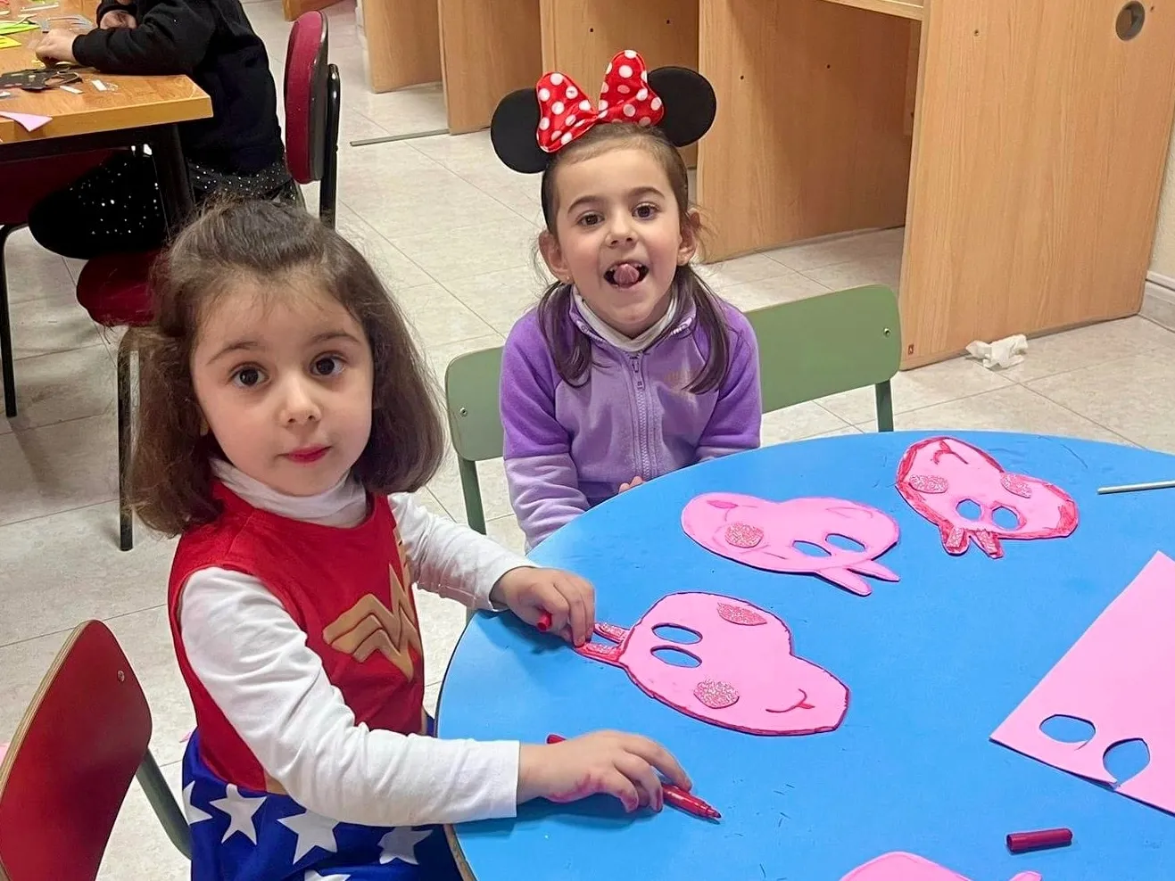 Villoria organizaba este lunes un original taller de máscaras de carnaval