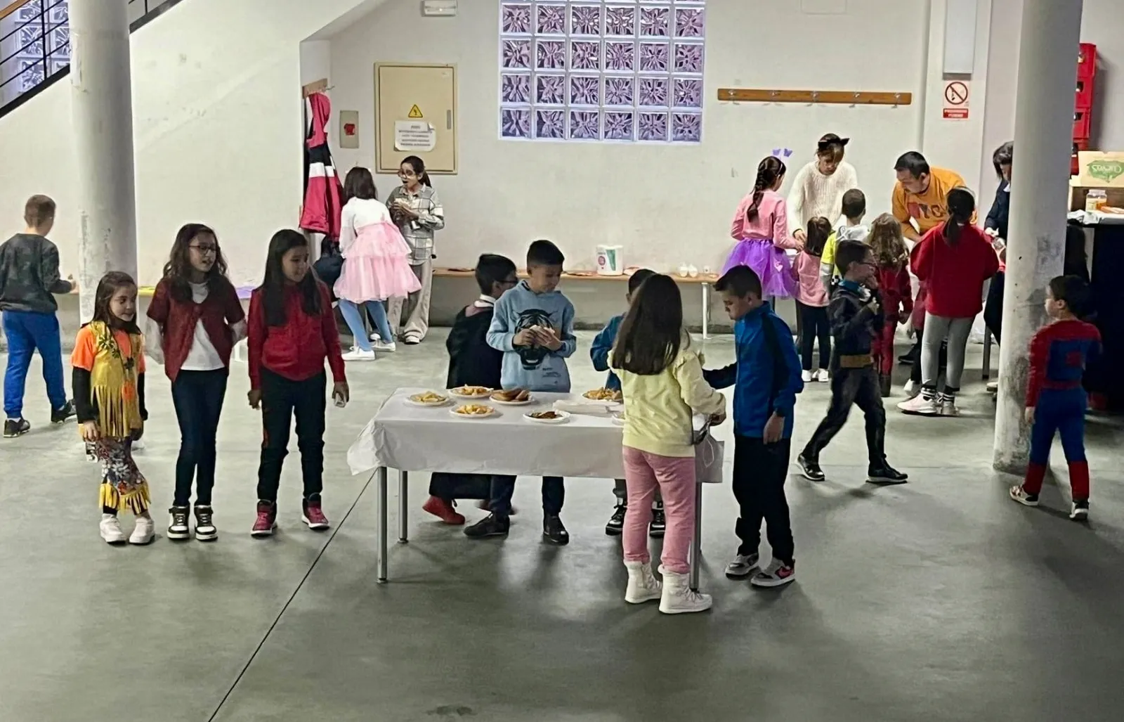 Villoria organizaba este lunes un original taller de máscaras de carnaval