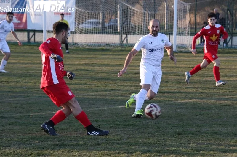 Foto 11 - Excesivo castigo para el Alba de Tormes CF ante el Navega (0-4)