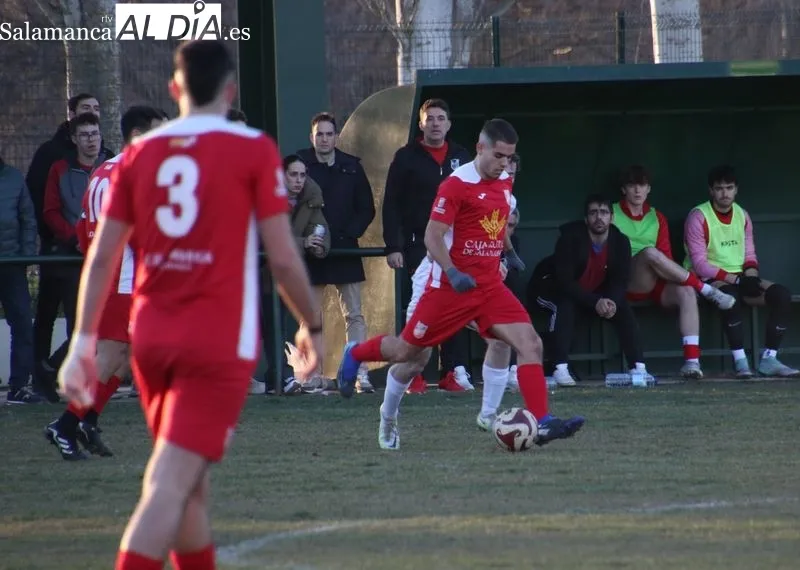 Foto 10 - Excesivo castigo para el Alba de Tormes CF ante el Navega (0-4)