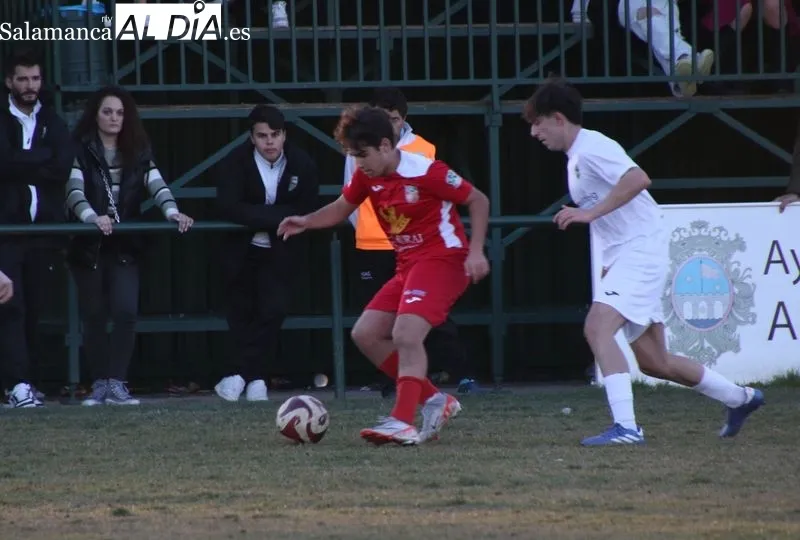 Foto 9 - Excesivo castigo para el Alba de Tormes CF ante el Navega (0-4)